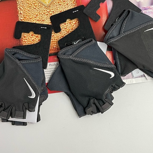 Nike Women's Gym Essential Fitness Gloves Training - Picture 2 of 7